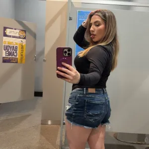 𝒬𝓊ℯℯ𝓃 ℴ𝒻 𝒸𝒽𝒶ℴ𝓈