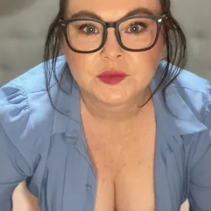 Vivienne Vee Rose