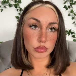 𝐄𝐬𝐭𝐡𝐞𝐫 🍑