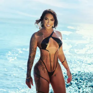 Latina Big Curves