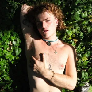 🧜🏼‍♂️