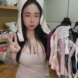 ≽^•⩊•^≼