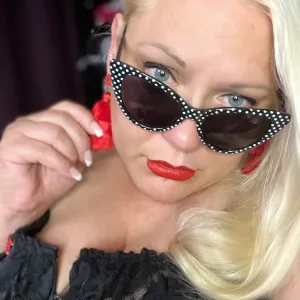 💋 Ms. June Cleavage