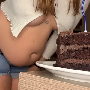 🧁 𝐻𝑢𝑛𝑔𝑟𝑦 𝑄𝑢𝑒𝑒𝑛 👑