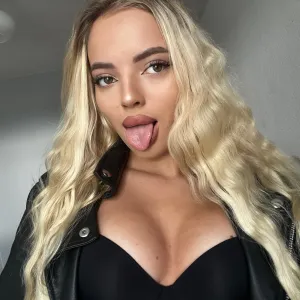 ⭐️ Pretty Blonde ⭐️