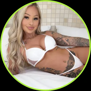 👙 Brooke is 𝗖𝗥𝗘𝗔𝗠𝗬 🥛