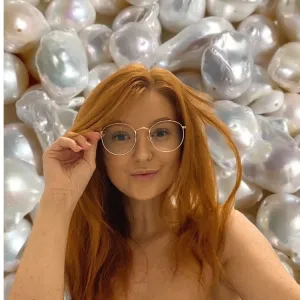 𝐂𝐡𝐥𝐨𝐞 𝐋𝐞𝐞