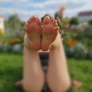 Gina Barefeet