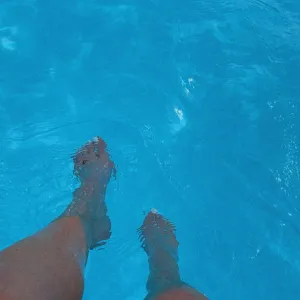Queen feet