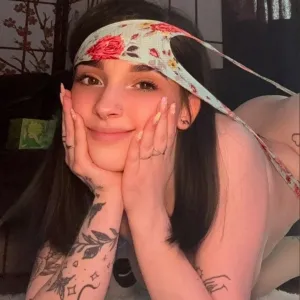 ฅ(•- •マ