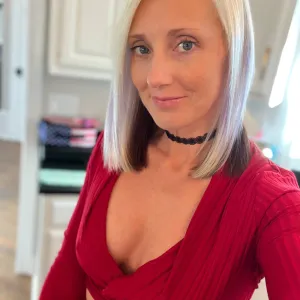 KurvyBlondeWife