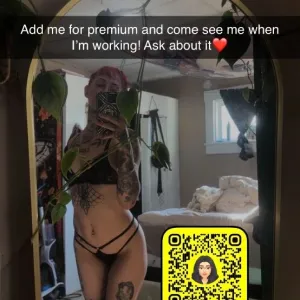 Tatted bhaddie W/ a booty.
