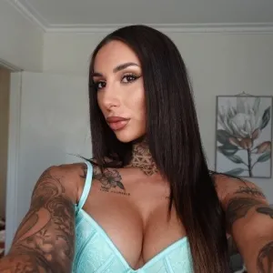 Renee 👾 Tattooed Gamer Girl