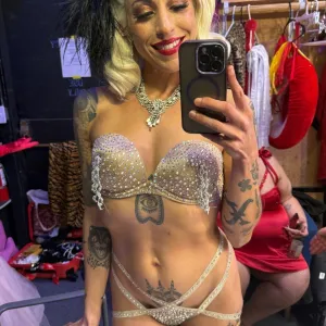 Daphne Moon 🌙 kinky and inky showgirl🌟