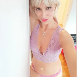 Adriane Velsatis