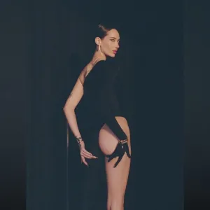 Lola Nevertells