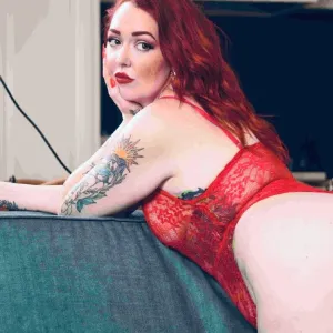 Ivy Von Curvez
