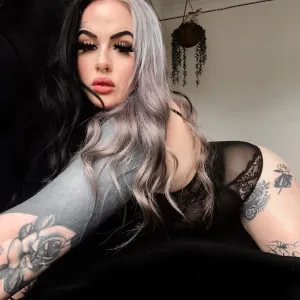 Holly 🖤